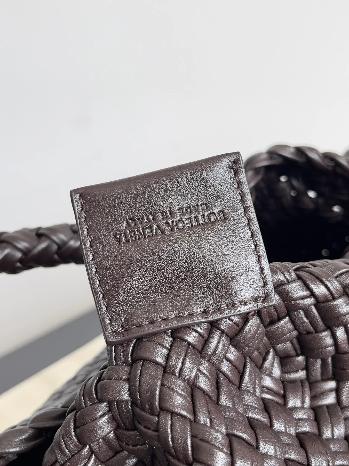 Batch 5960 Malachite BV collectible small woven handbags are really YYDS!! Bottega Veneta’s most classic small woven handbags are back! ! We use the highest quality leather with the highest craftsmanship❤️ to create the most expensive works. We have created the original Intrecciato leather weaving process❤️ This unique traditional exclusive leather weaving method has not only become our logo but also reflects the time-consuming and labor-intensive craftsmanship of our products❤️ The new TOSCA handbag must be a selection worth collecting🆕⚠️⚠️Babies, malachite can be sold separately and can be assembled by yourself Style number: 716974 Size: 27*9*18cm